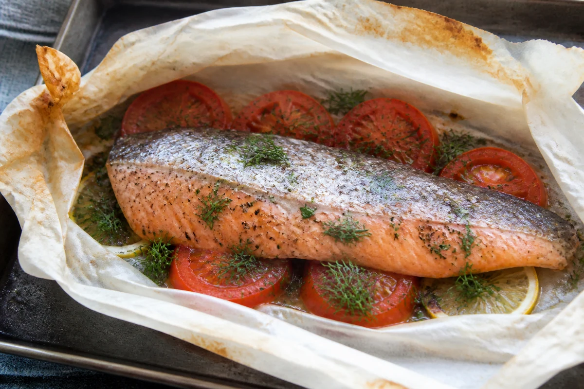 Порционная форель с лимоном, укропом и овощами