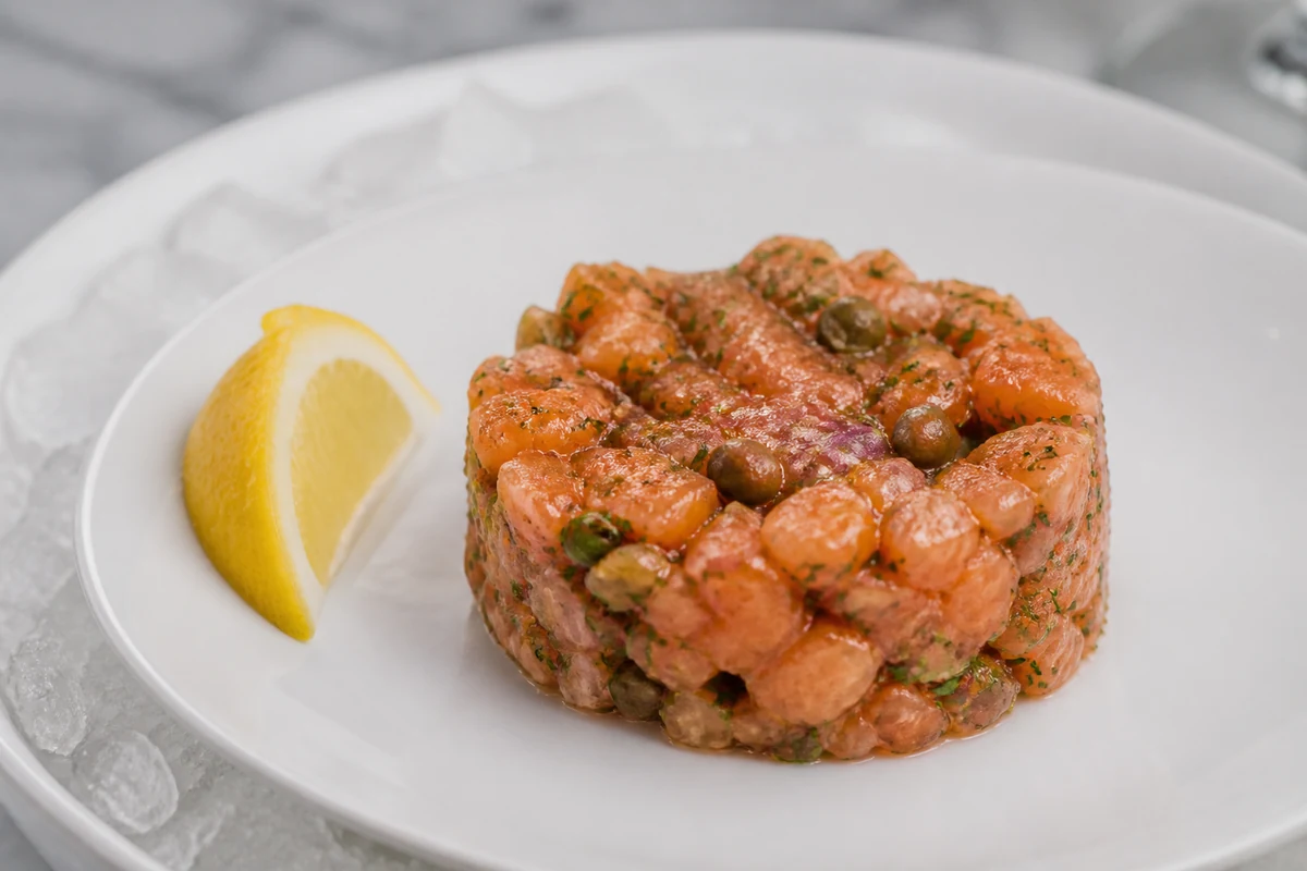 Тартар из форели с красным луком, каперсами и зеленью